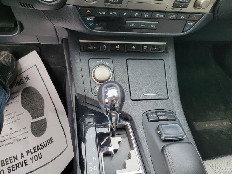 Used 2015 Lexus ES 300h w/ Navigation System Package image 20