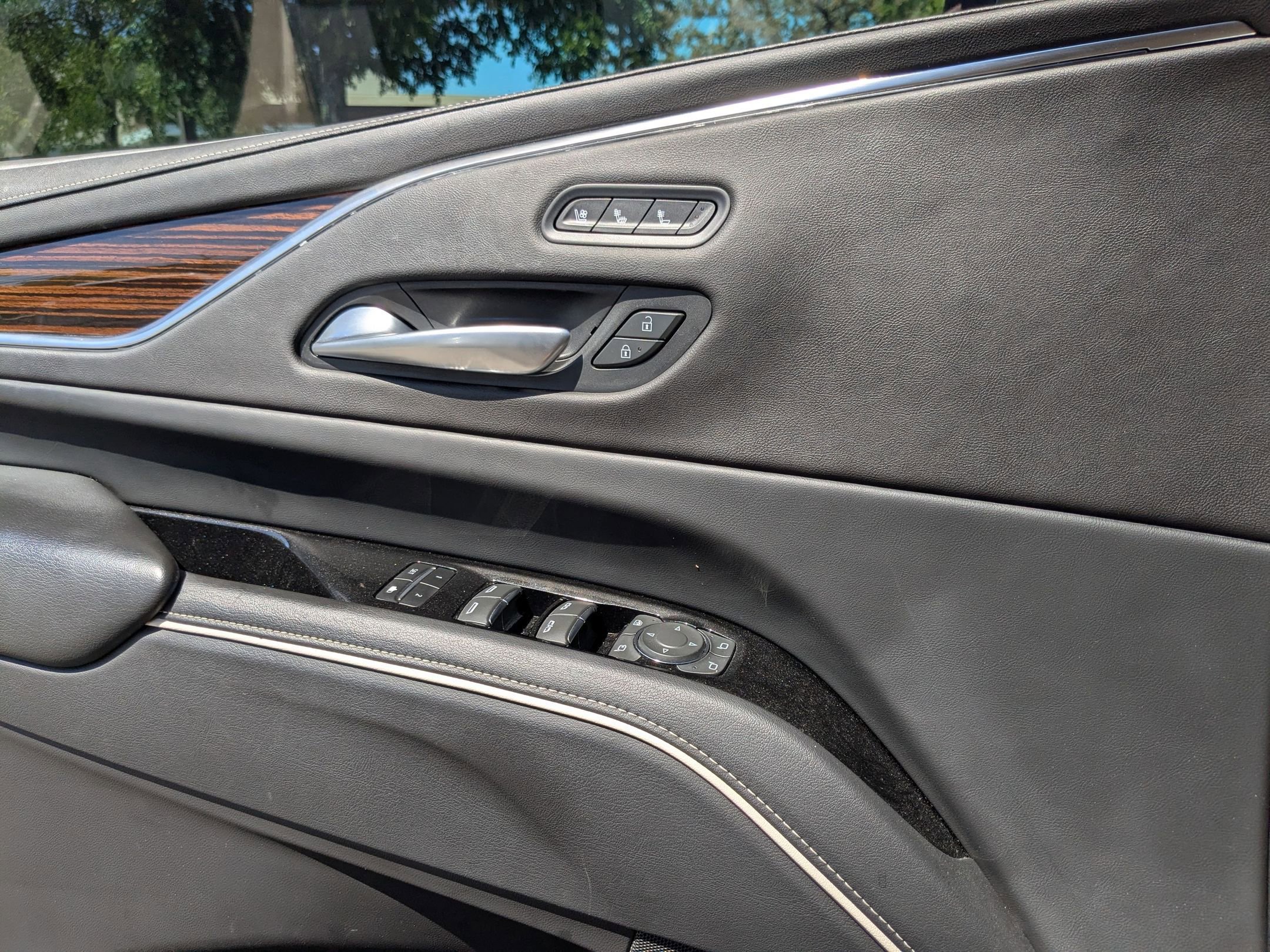 Used 2023 Cadillac Escalade Premium Luxury image 12