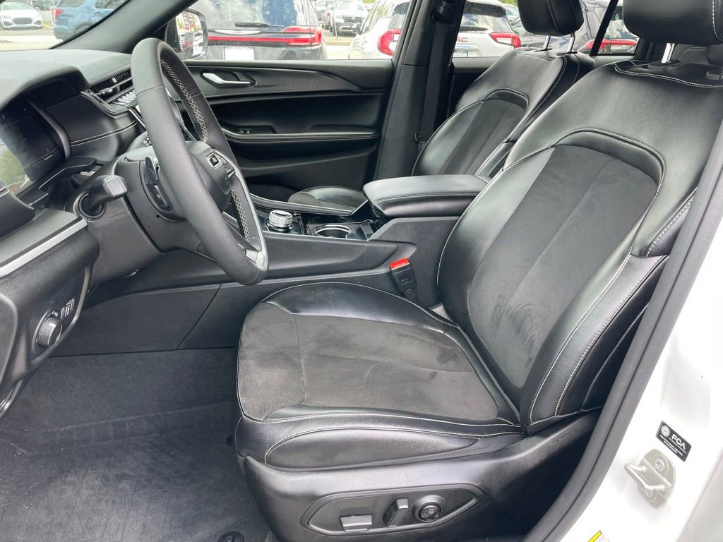 Used 2023 Jeep Grand Cherokee Altitude AWD/4WD image 6