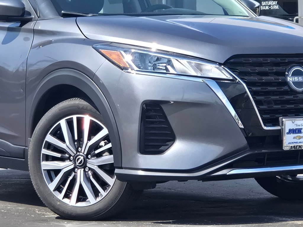 Used 2023 Nissan Kicks SV image 3