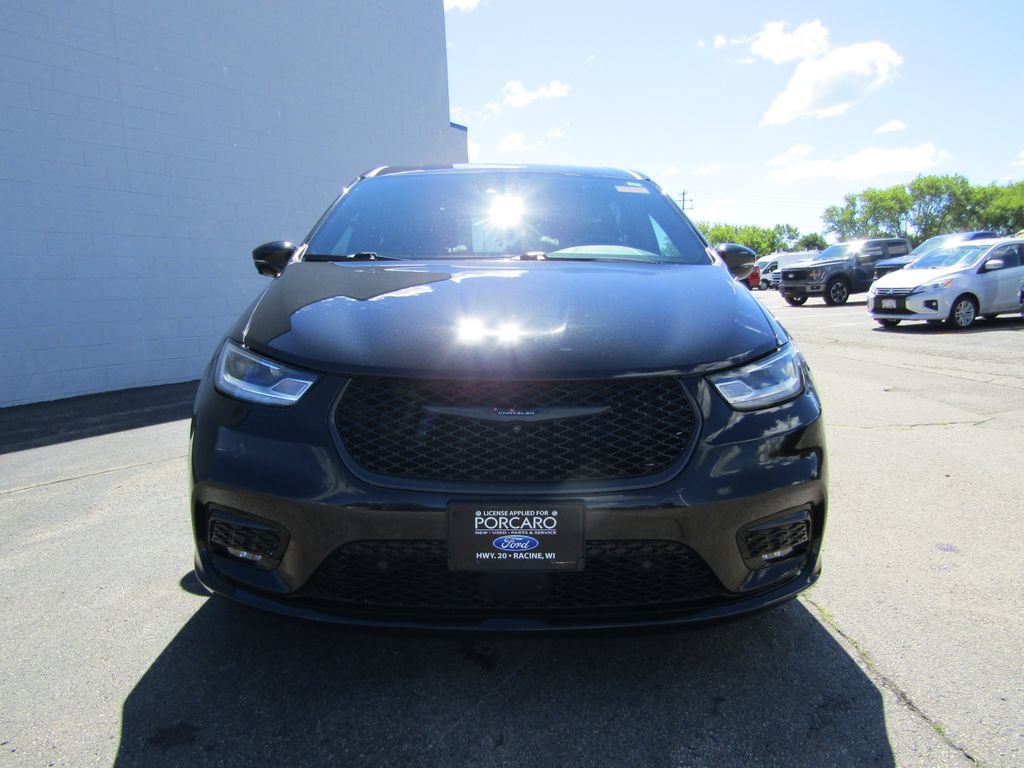 Used 2022 Chrysler Pacifica Limited w/ Uconnect Theater Family Group FWD image 3