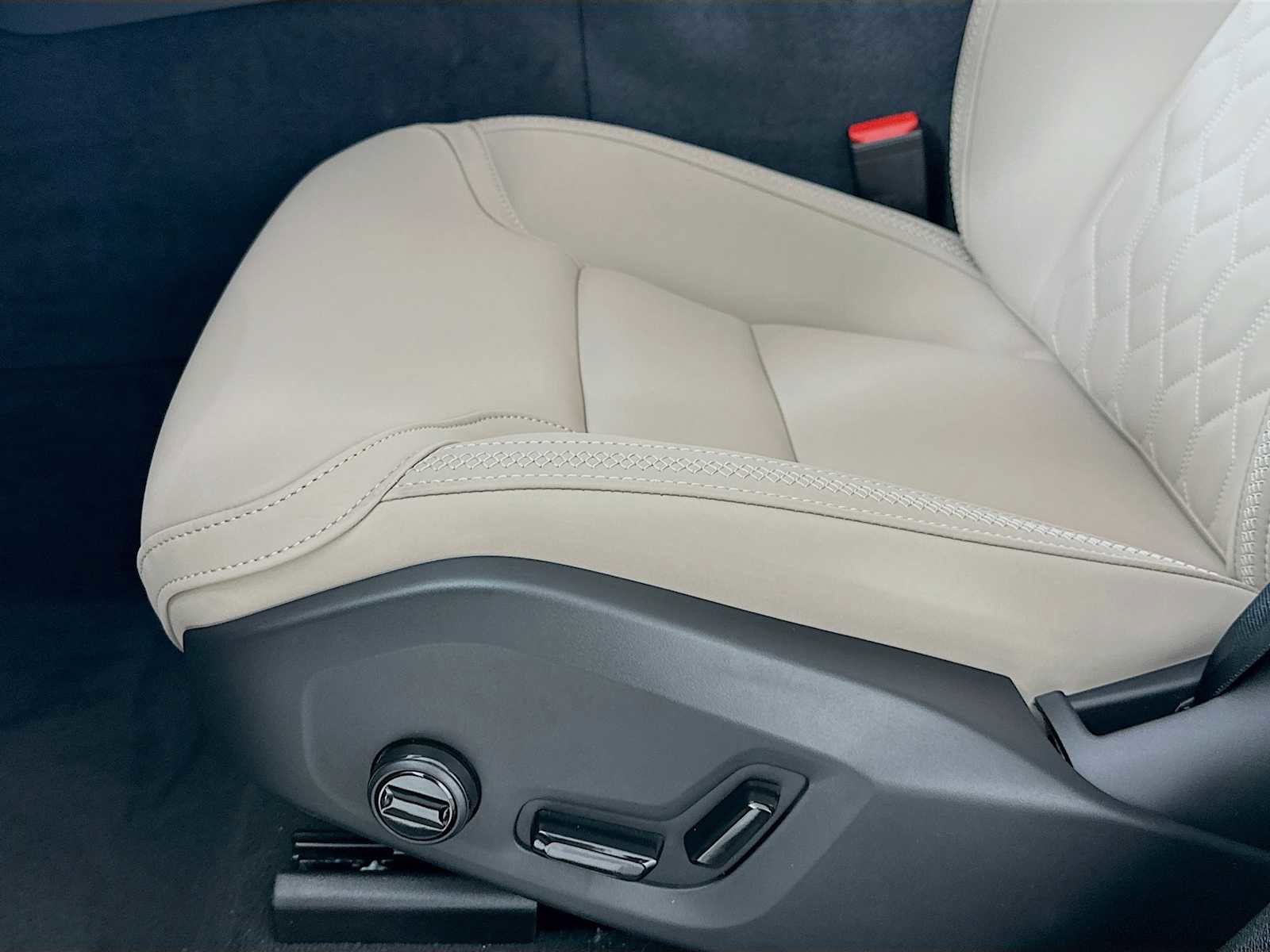 New 2026 Volvo XC60 B5 Plus w/ Protection Package Premier image 17