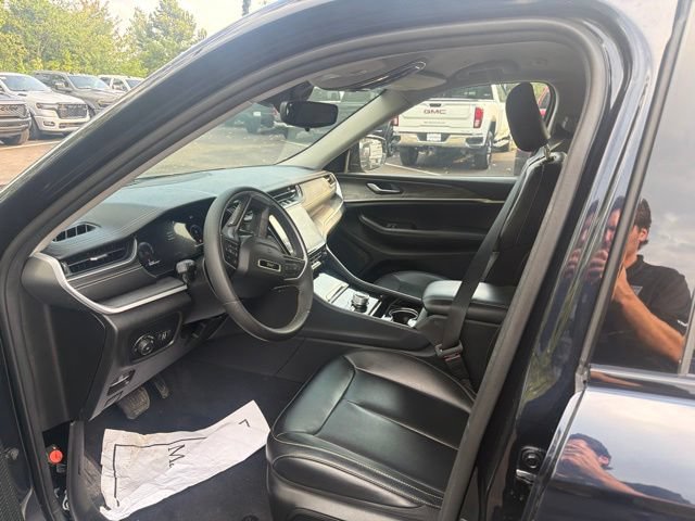 Used 2023 Jeep Grand Cherokee Limited w/ Black Appearance Package AWD/4WD image 9