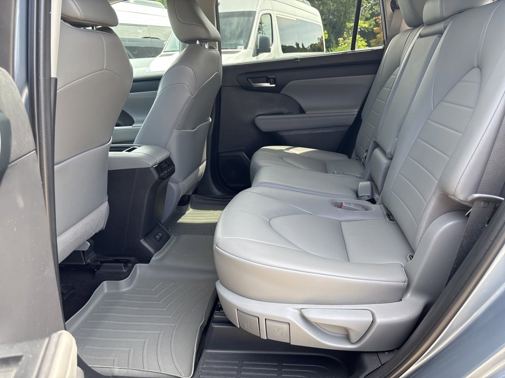 Used 2021 Toyota Highlander XLE image 19