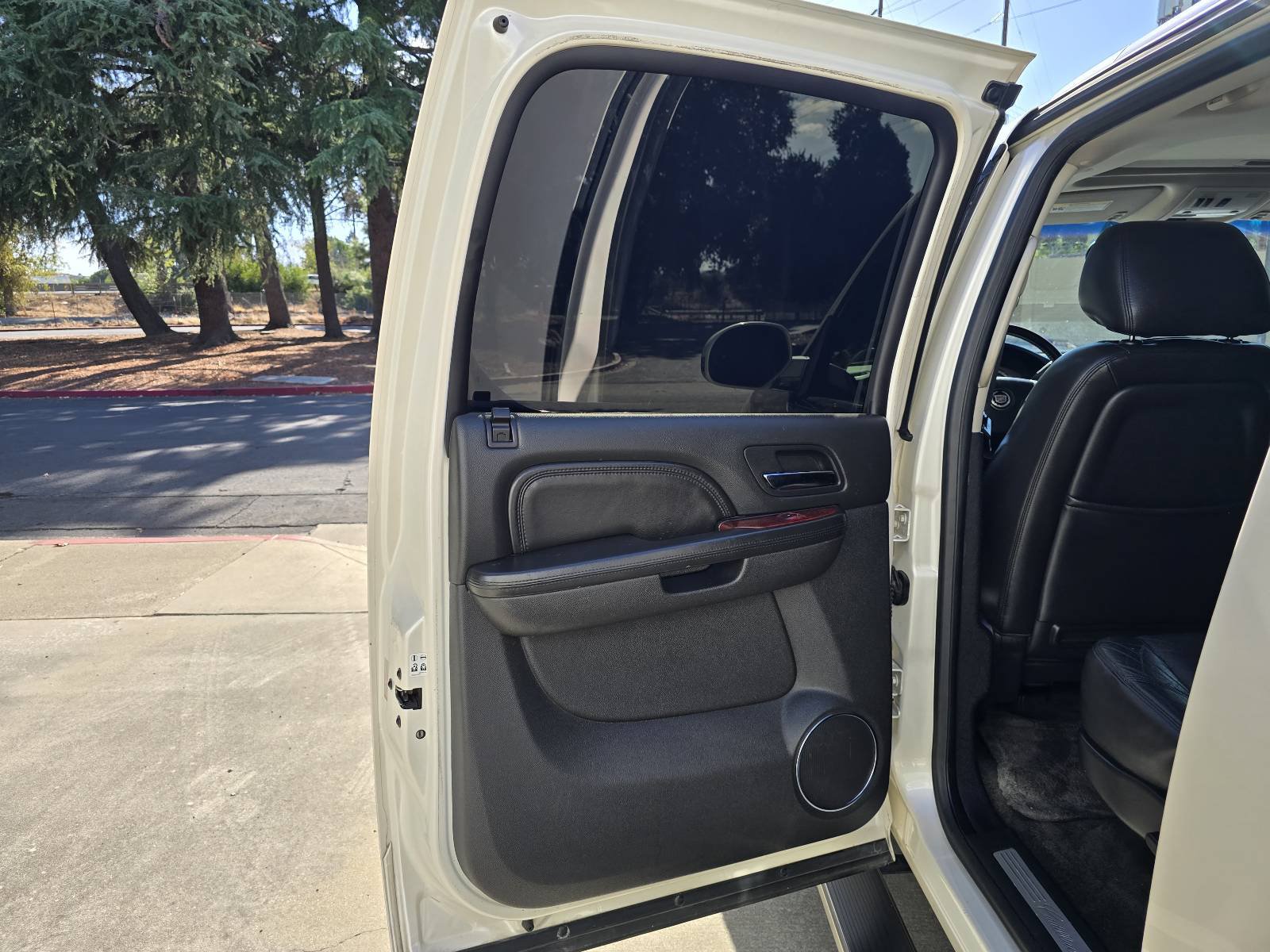 Used 2012 Cadillac Escalade ESV Premium AWD/4WD image 9