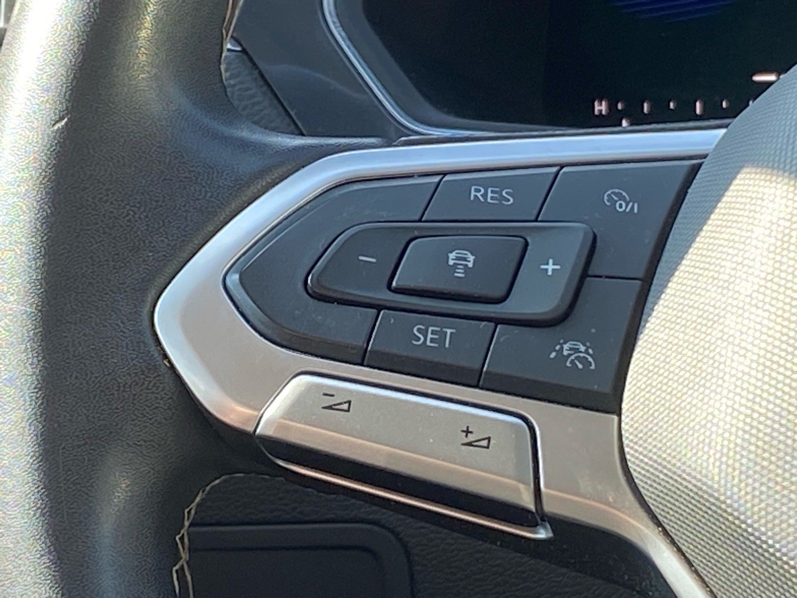 Certified 2023 Volkswagen Tiguan SE w/ Panoramic Sunroof Package AWD/4WD image 6