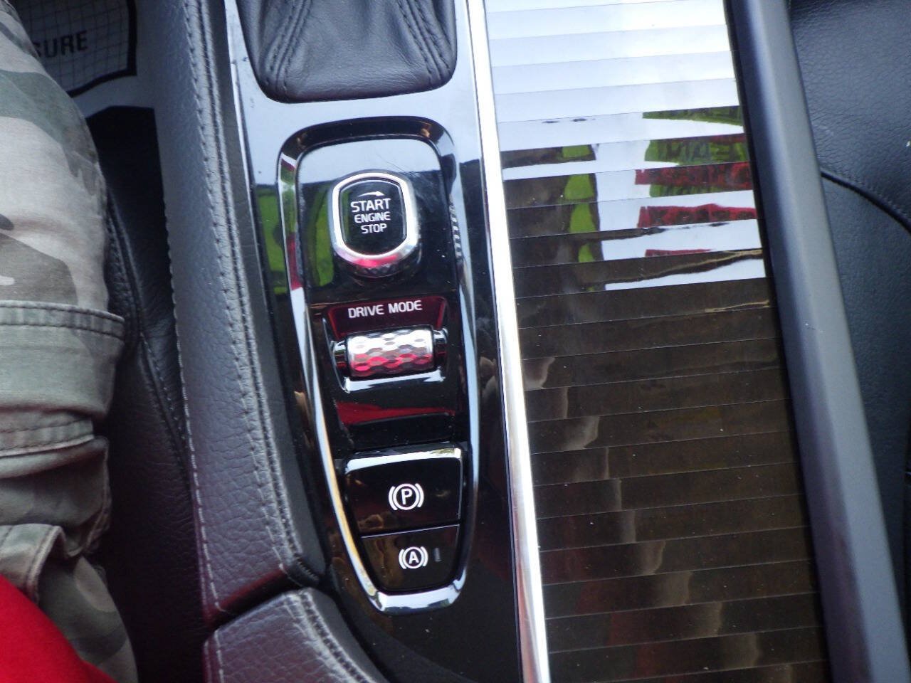 Used 2019 Volvo XC90 T5 Momentum w/ Multimedia Package AWD/4WD image 29