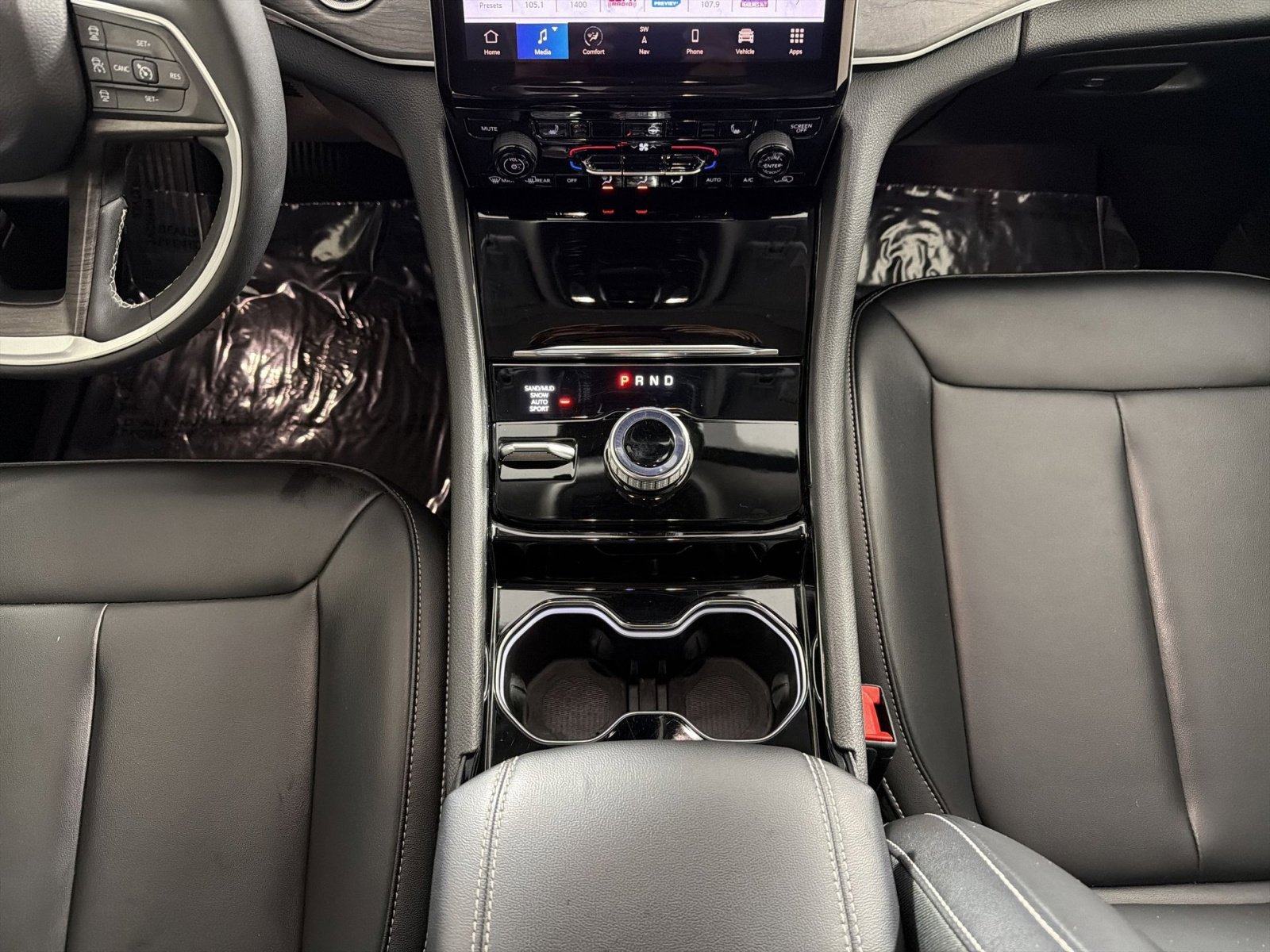 Used 2023 Jeep Grand Cherokee Limited w/ Black Appearance Package image 22