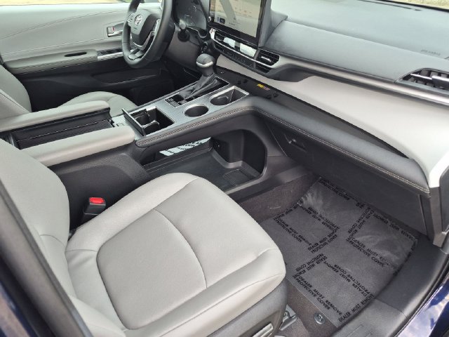 Used 2025 Toyota Sienna XLE FWD image 36