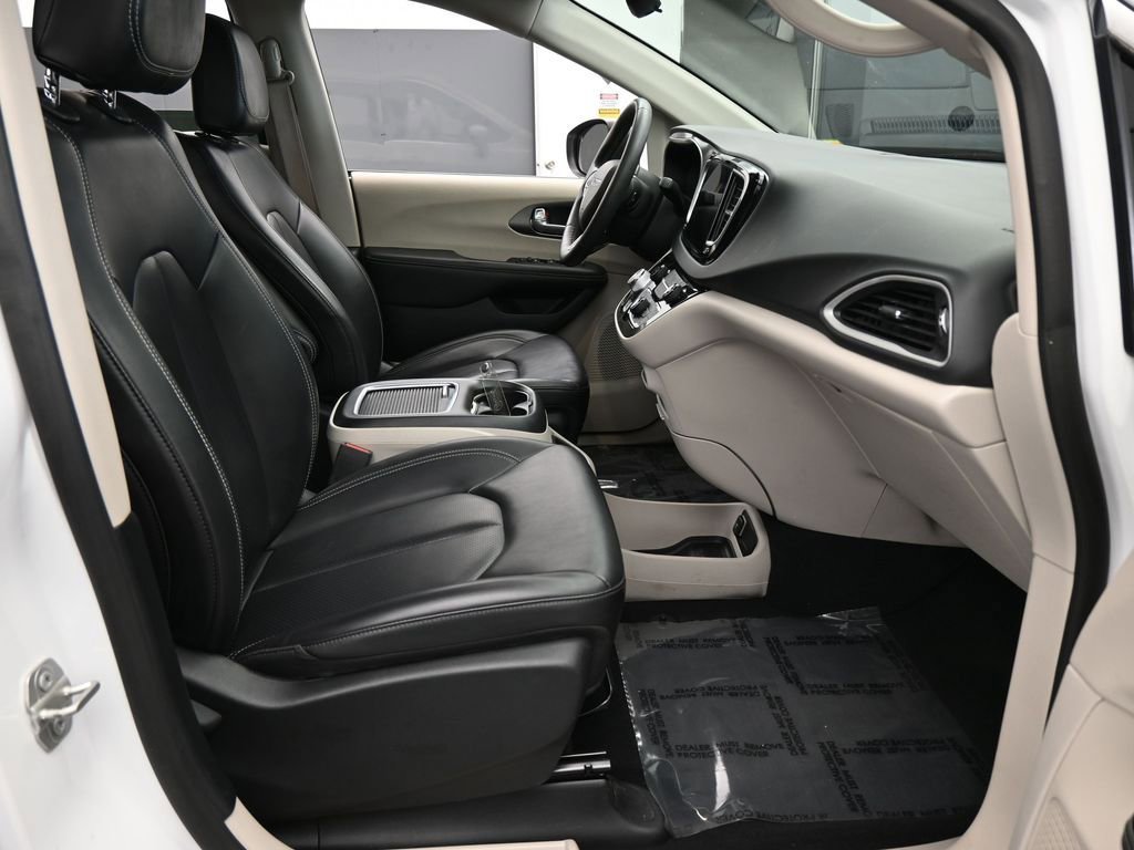 Used 2023 Chrysler Pacifica Touring-L image 44