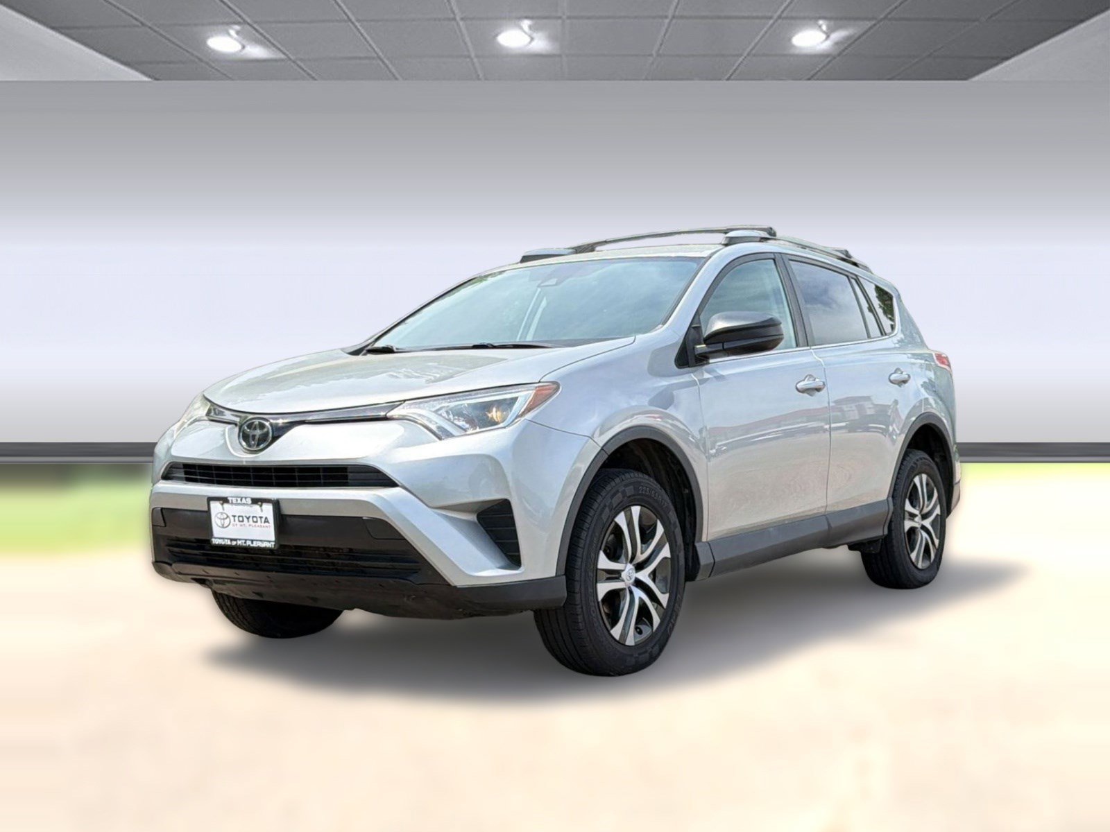 Used 2018 Toyota RAV4 LE image 2