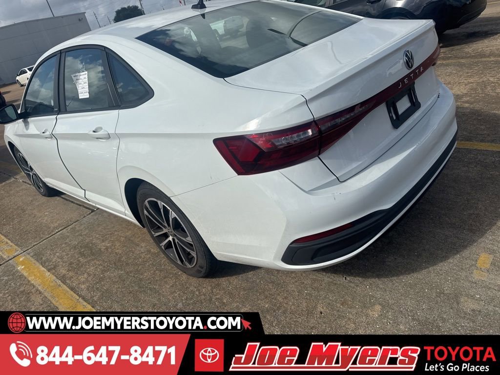 Used 2025 Volkswagen Jetta Sport image 4