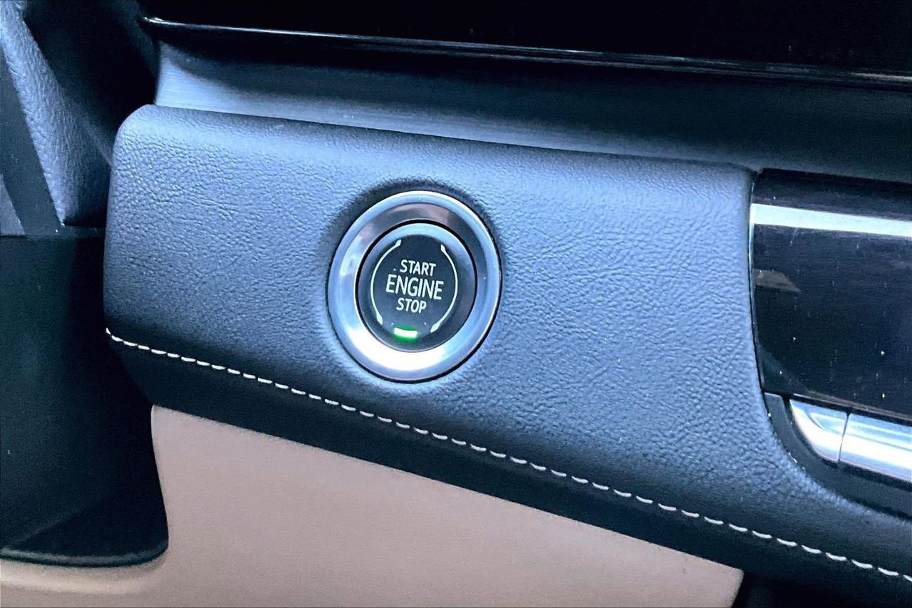 Used 2021 Cadillac Escalade Premium Luxury w/ LPO, Illumination Package AWD/4WD image 29