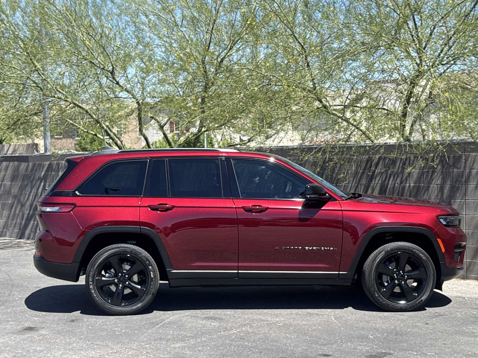 Used 2025 Jeep Grand Cherokee Altitude AWD/4WD image 9