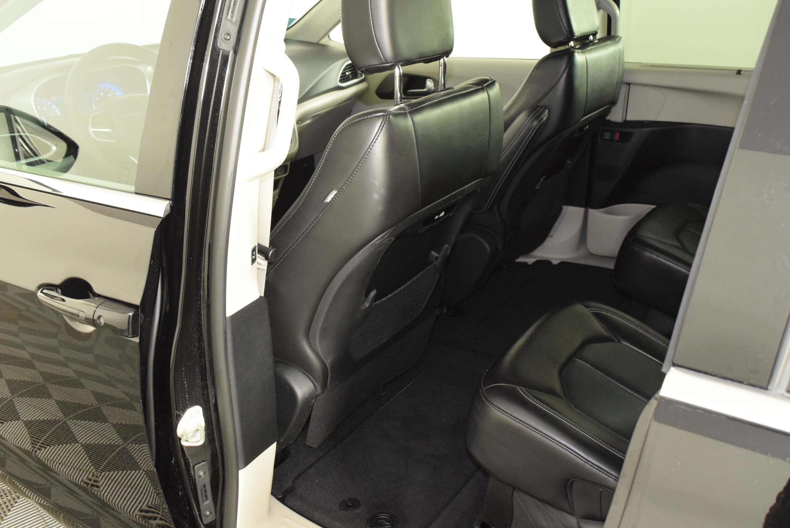 Used 2024 Chrysler Pacifica Touring-L image 32