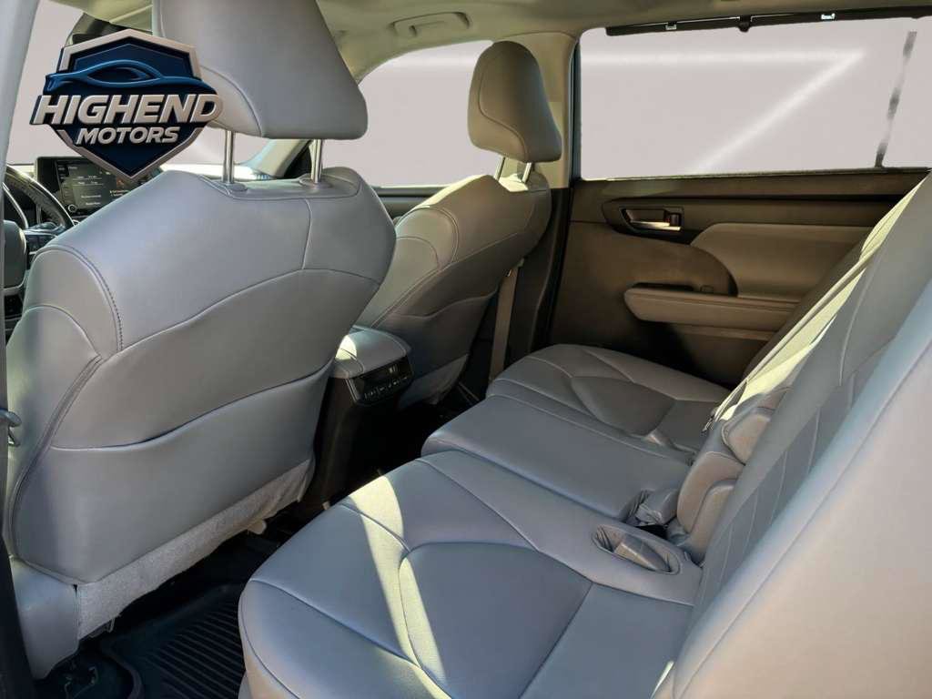 Used 2020 Toyota Highlander XLE FWD image 17