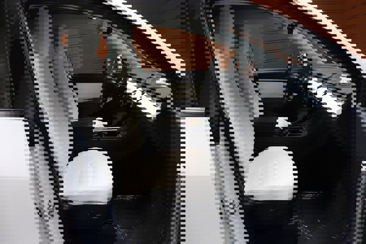 Used 2022 Tesla Model Y Long Range image 38