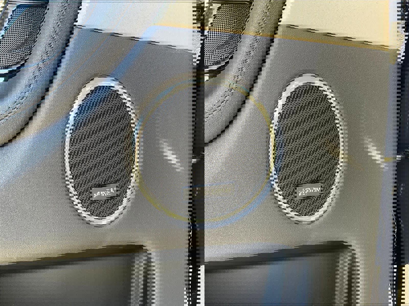 Used 2025 Land Rover Discovery Sport S image 32