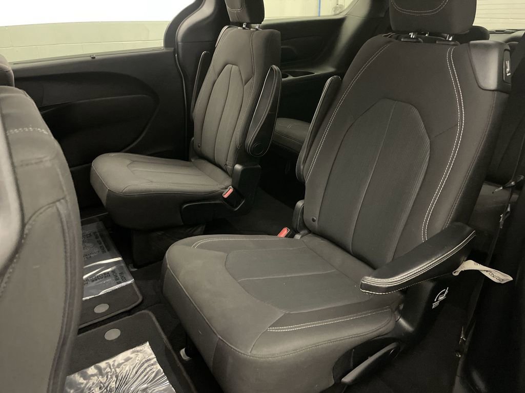 Used 2019 Chrysler Pacifica Touring Plus w/ S Appearance Package FWD image 17