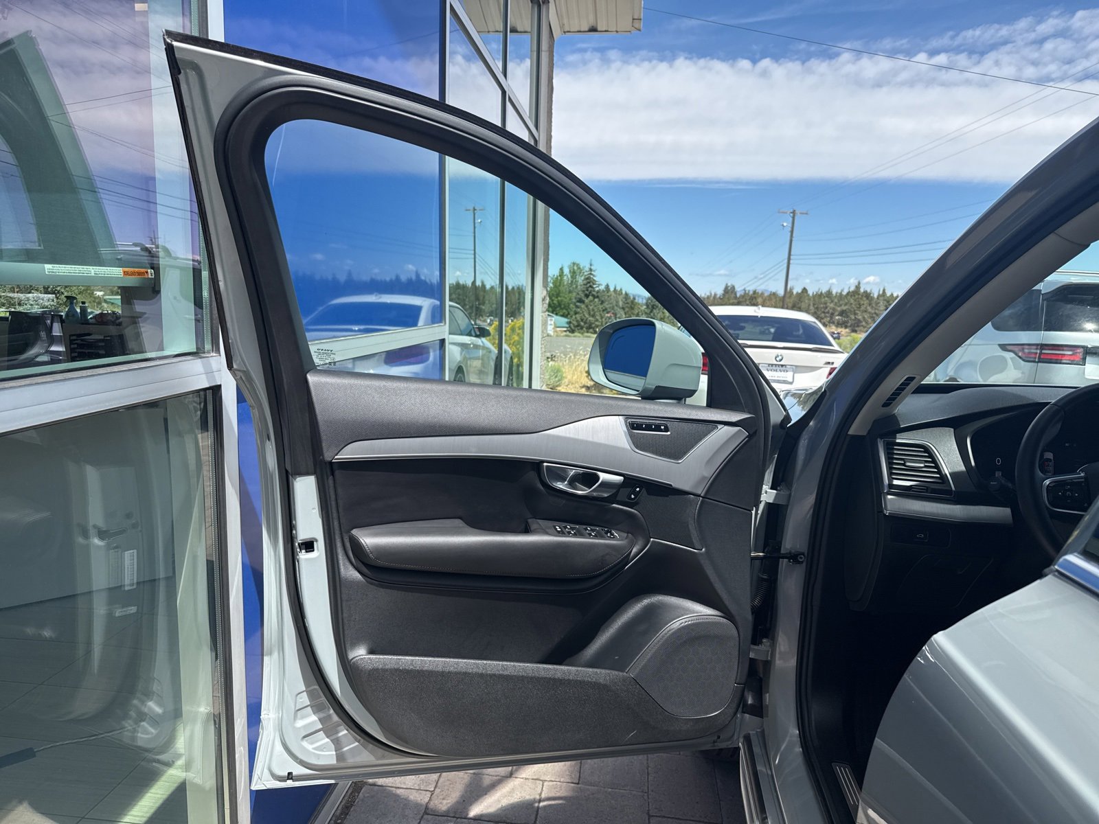 Used 2025 Volvo XC90 B5 Core image 9