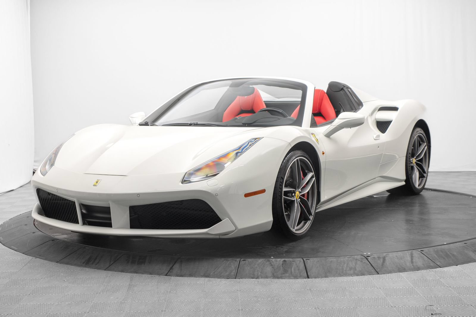 Used 2019 Ferrari 488 Spider RWD image 3