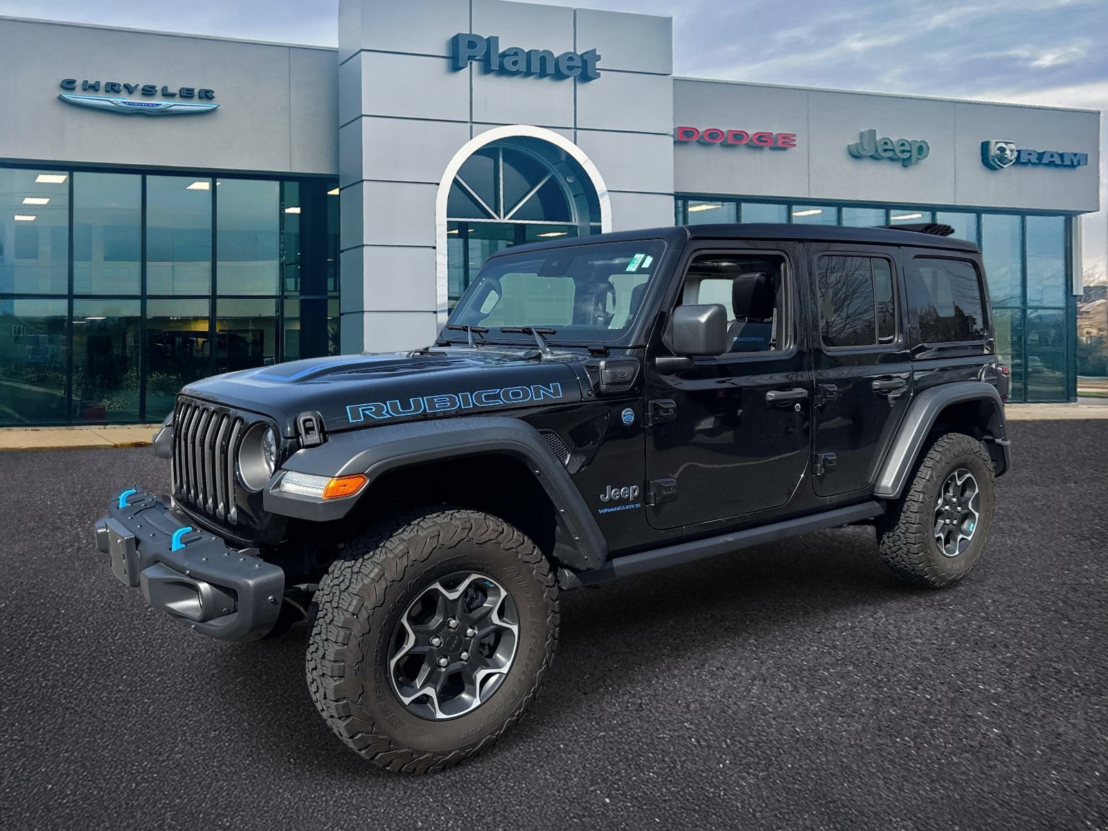 Used 2023 Jeep Wrangler Unlimited Rubicon 4xe w/ Steel Bumper Group AWD/4WD image 4