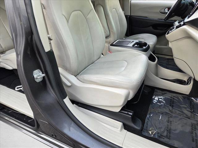 Used 2021 Chrysler Pacifica Touring-L image 19