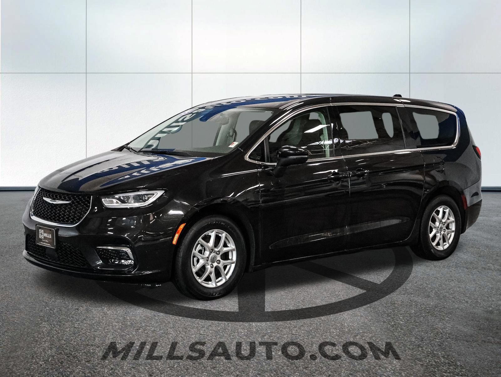 Used 2023 Chrysler Pacifica Touring-L FWD image 2