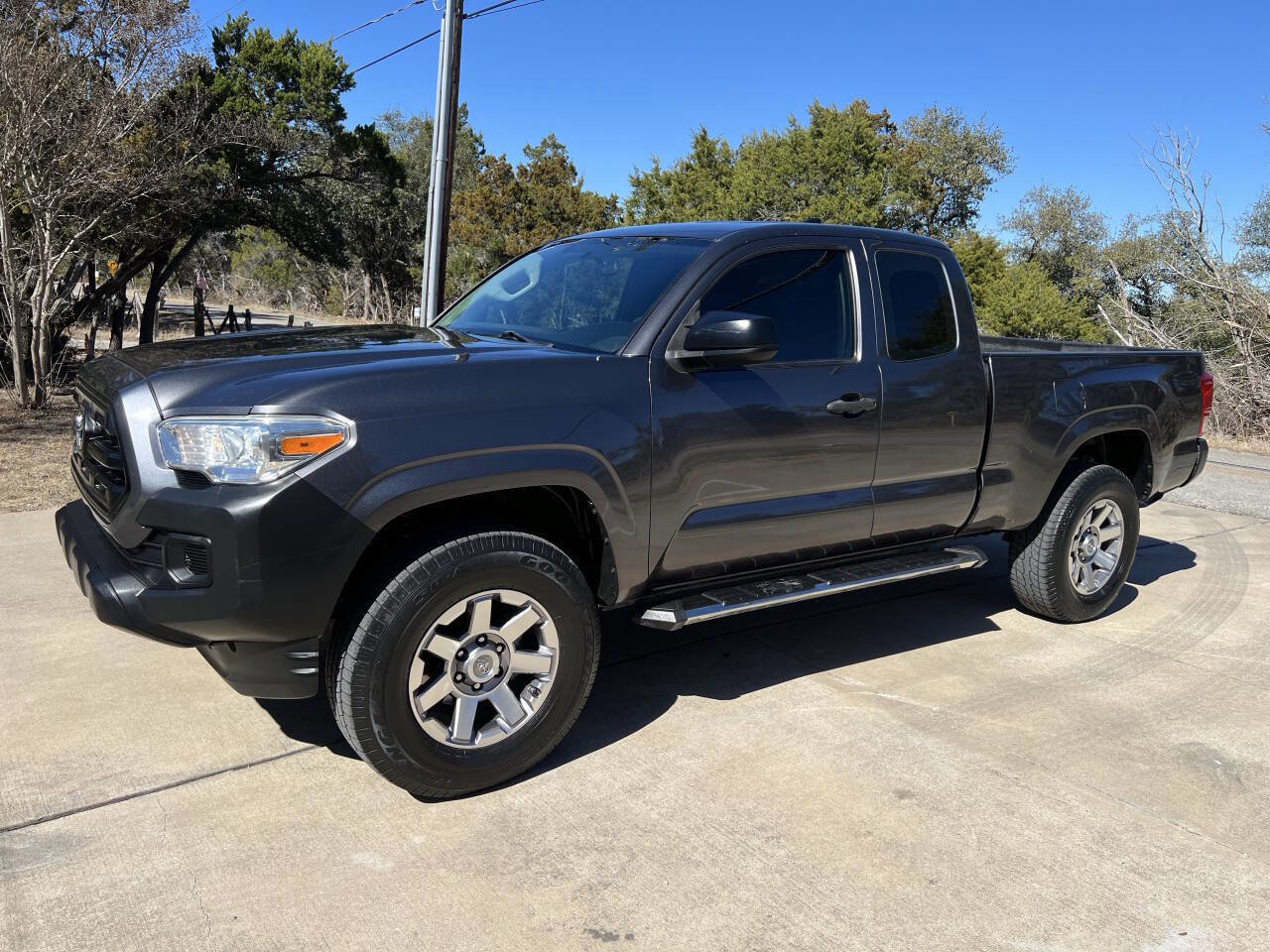 Used 2017 Toyota Tacoma SR image 5