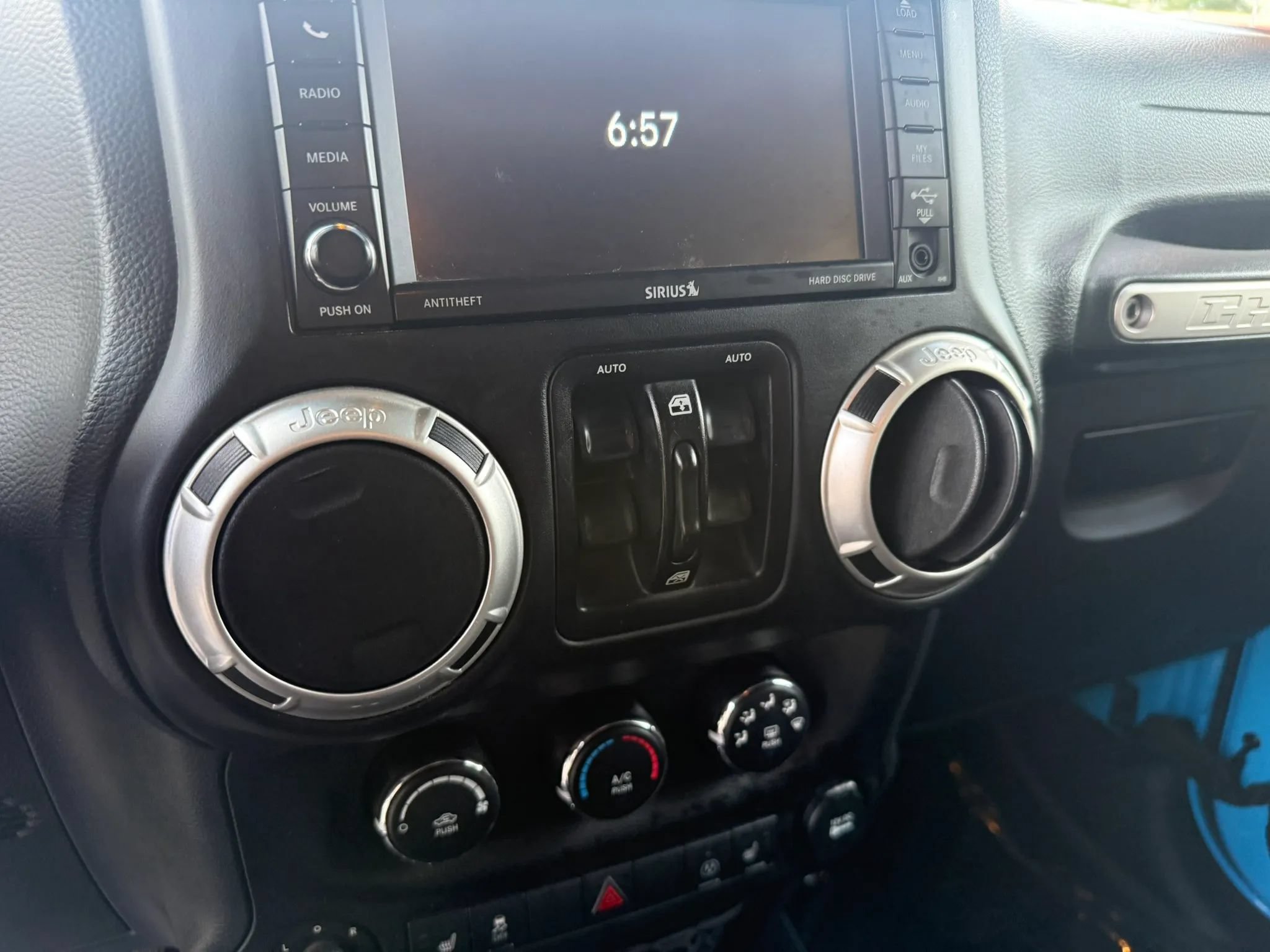 Used 2017 Jeep Wrangler Unlimited Sahara w/ Quick Order Package 23E Chief AWD/4WD image 19