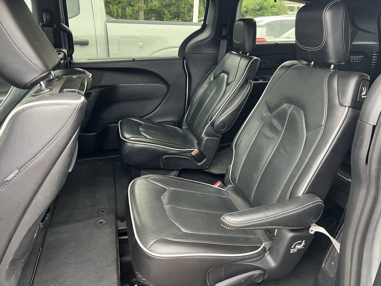 Used 2023 Chrysler Pacifica Limited w/ Uconnect Theater Family Group FWD image 10