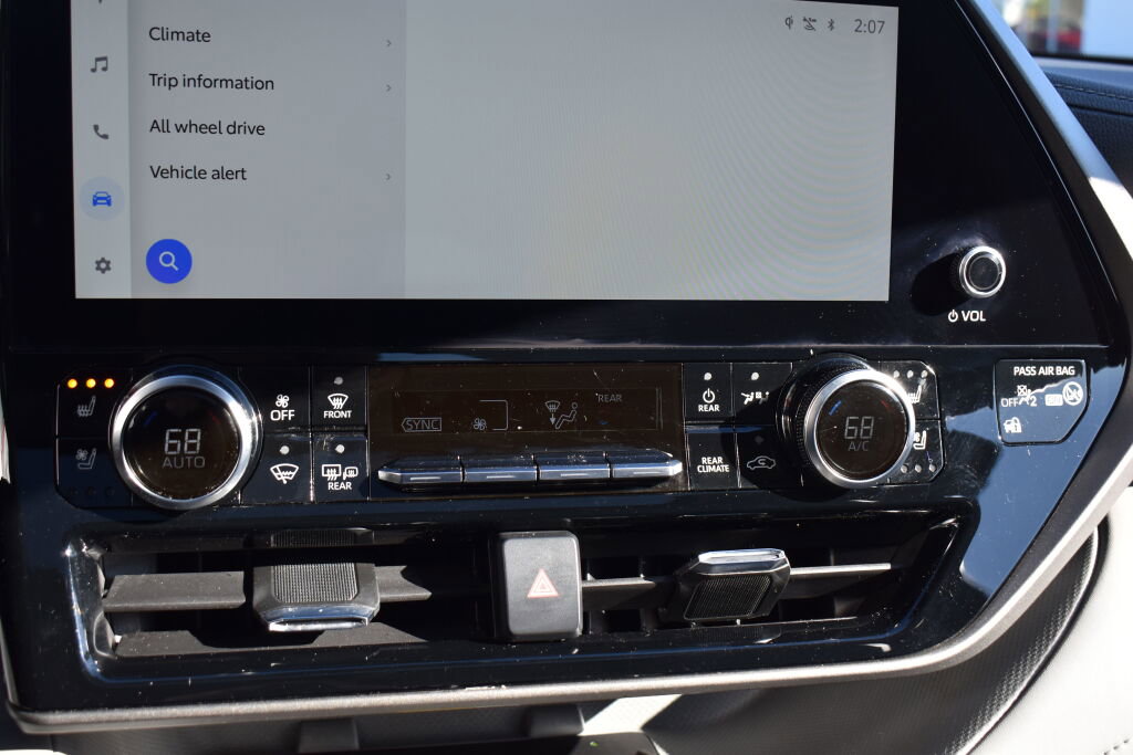 Used 2023 Toyota Highlander Limited image 12