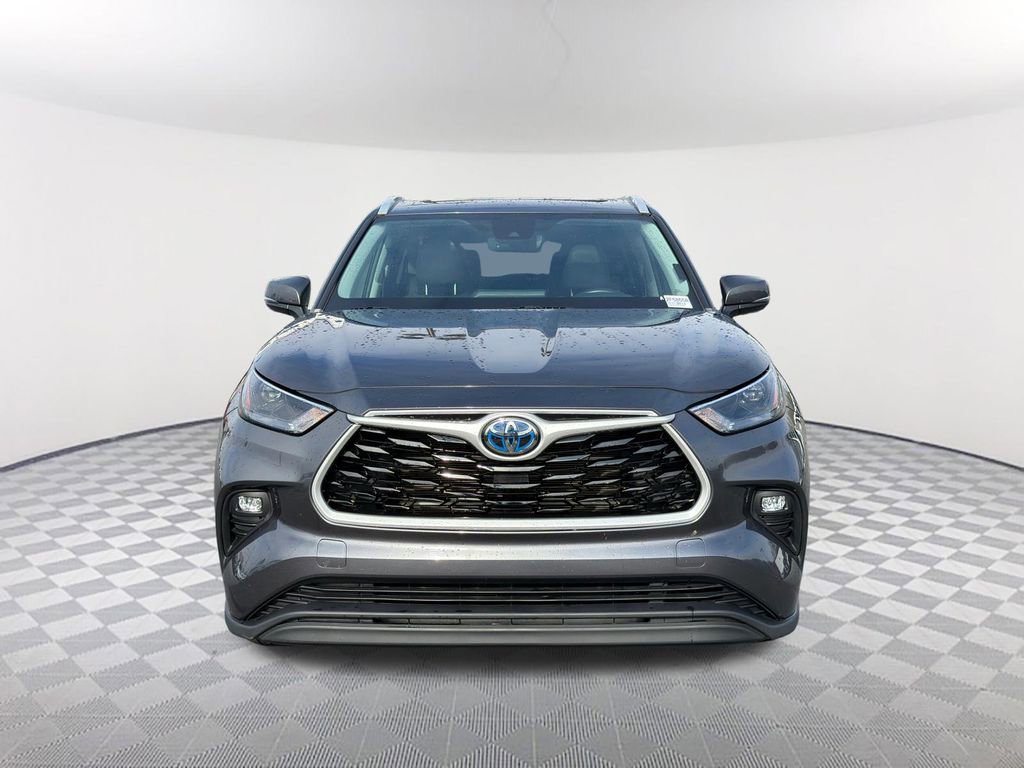 Used 2023 Toyota Highlander XLE image 2