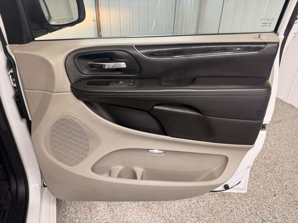 Used 2017 Dodge Grand Caravan SXT image 41