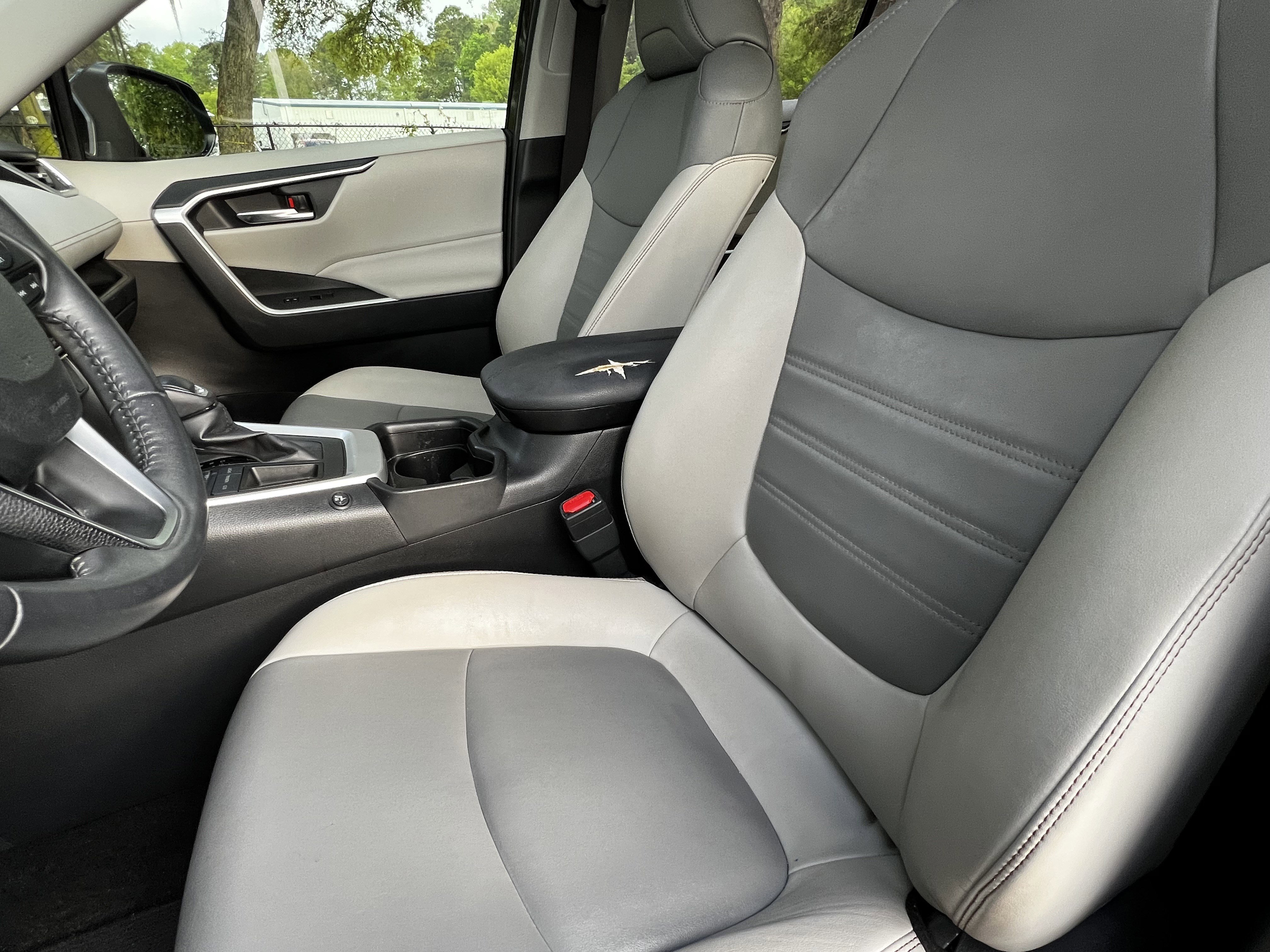 Used 2019 Toyota RAV4 XLE Premium image 17