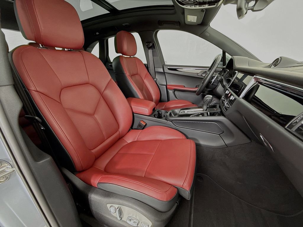 Certified 2025 Porsche Macan image 31