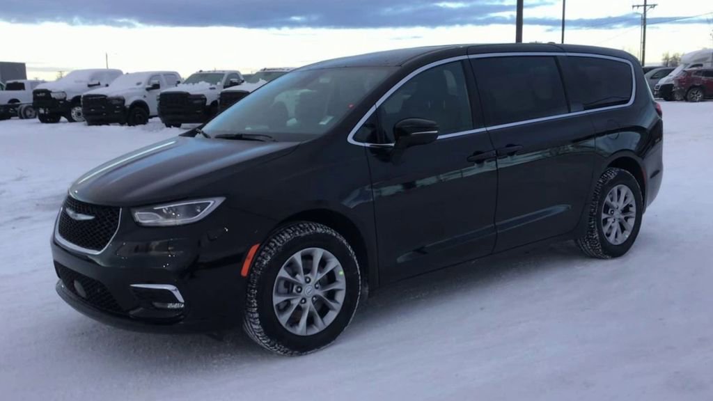 New 2026 Chrysler Pacifica Select image 4