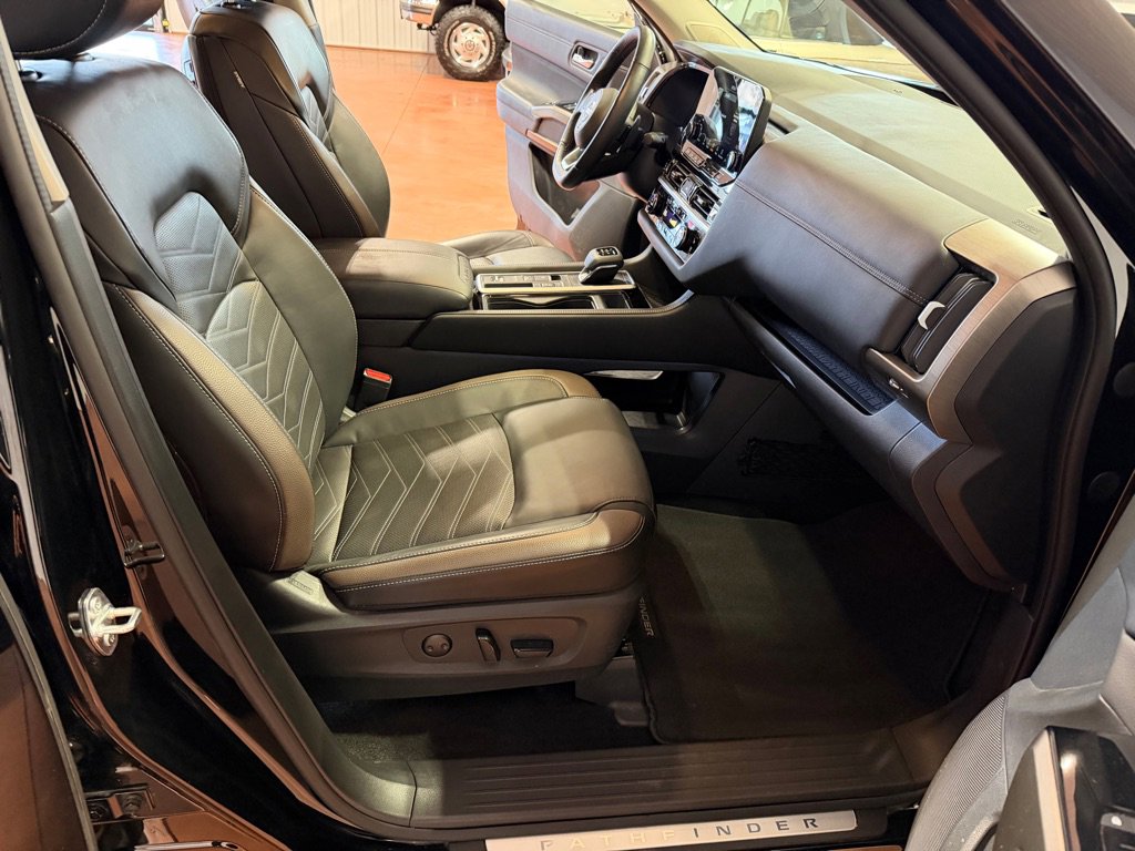 Used 2024 Nissan Pathfinder Platinum w/ Cargo Package image 18