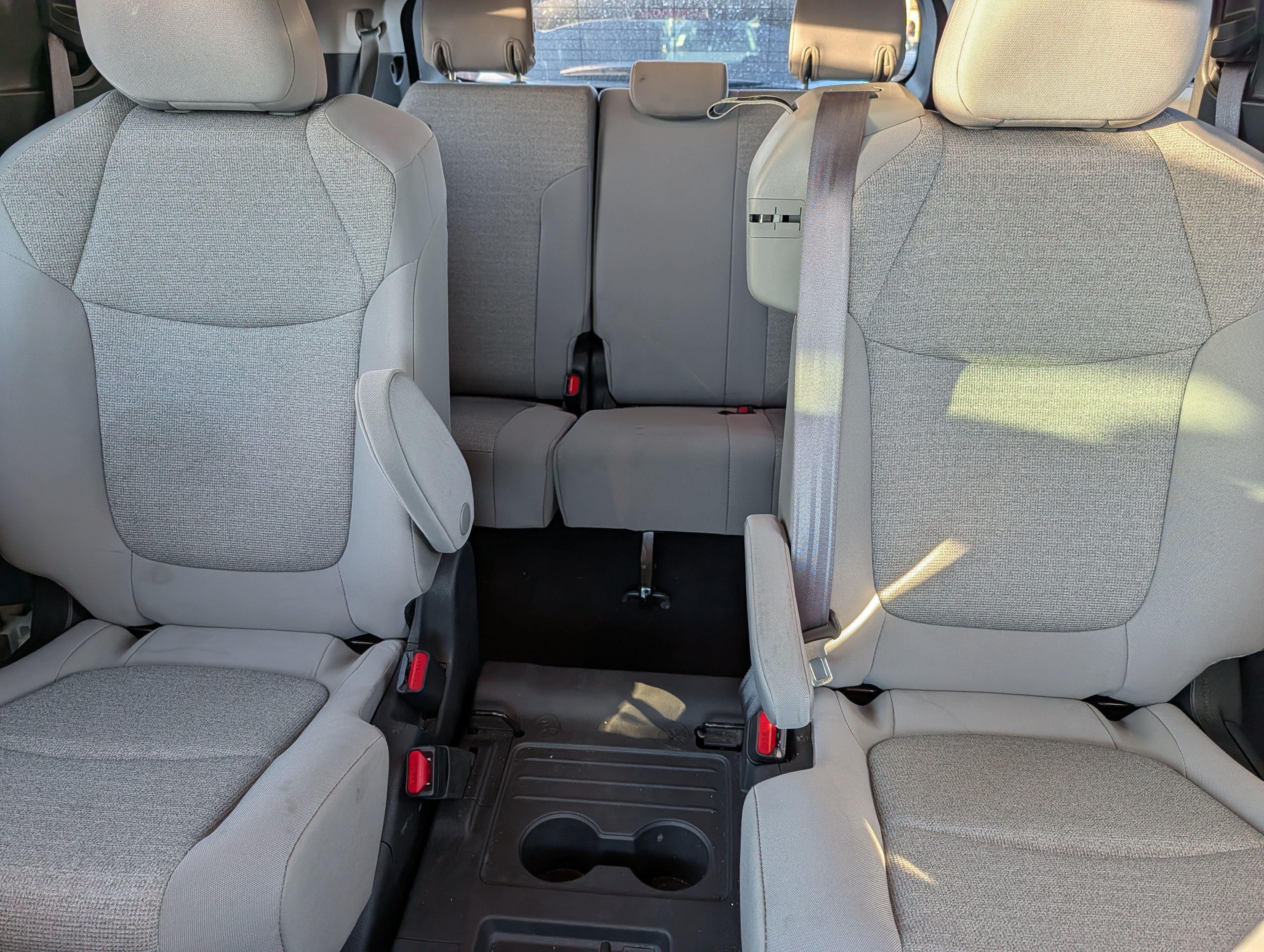 Used 2025 Toyota Sienna LE FWD image 13
