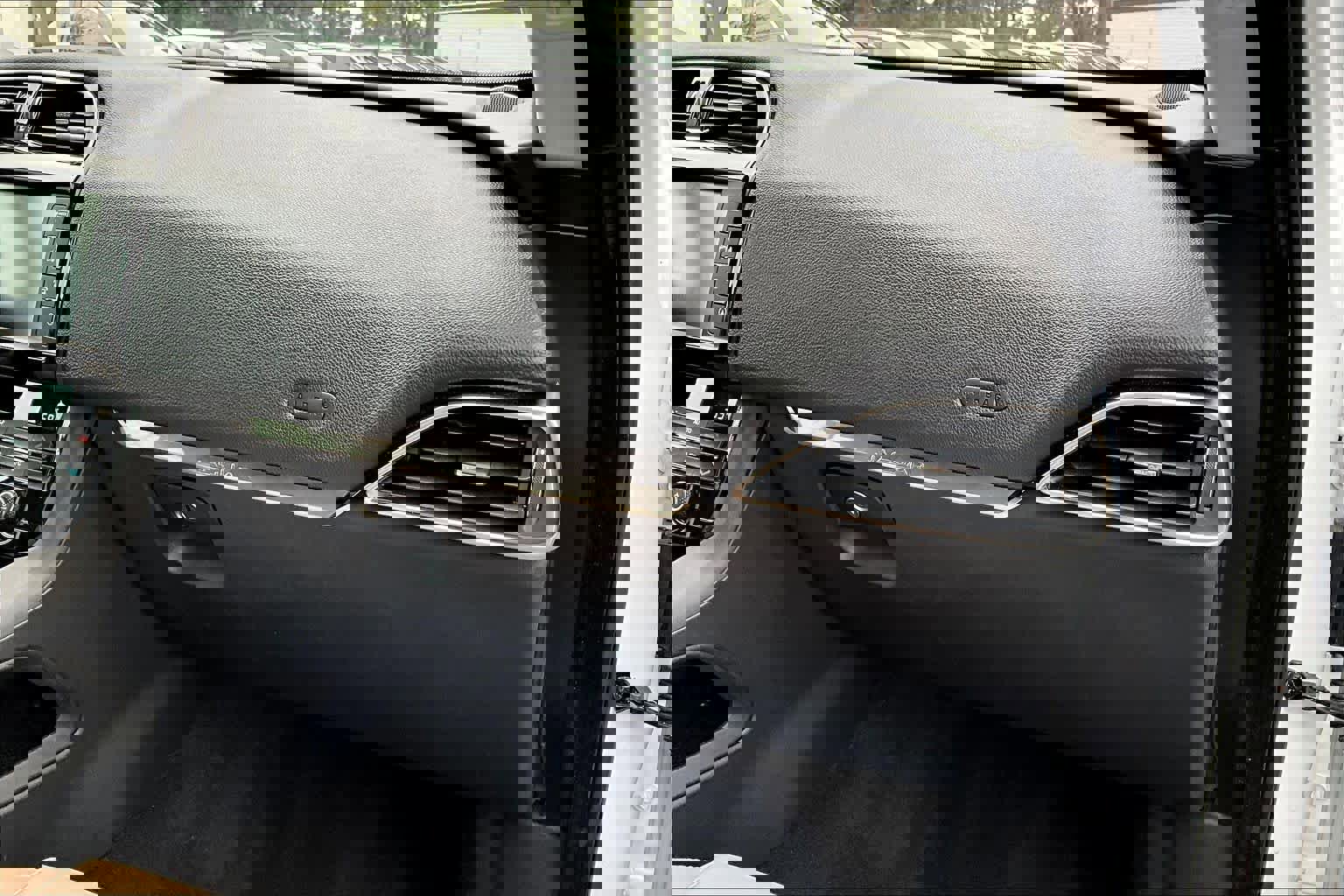 Used 2018 Jaguar F-PACE Premium image 18