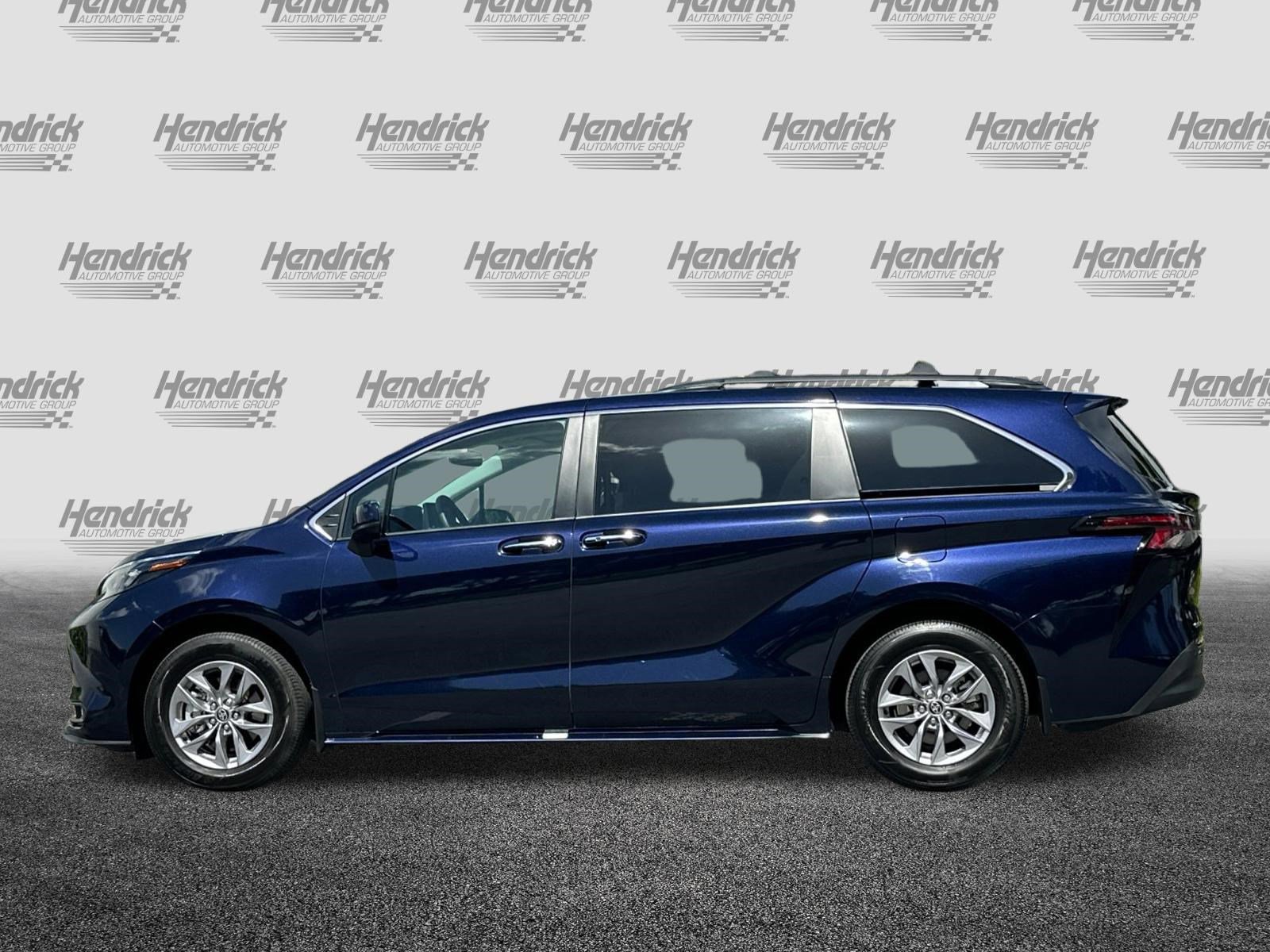Used 2025 Toyota Sienna XLE w/ XLE Plus Package FWD image 8