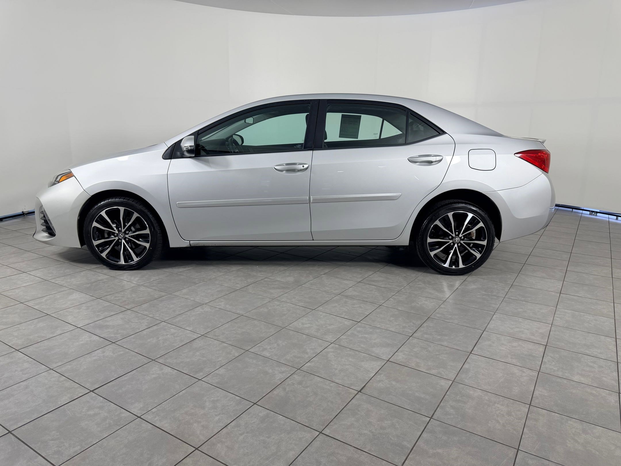 Used 2017 Toyota Corolla SE w/ SE Premium Package image 2