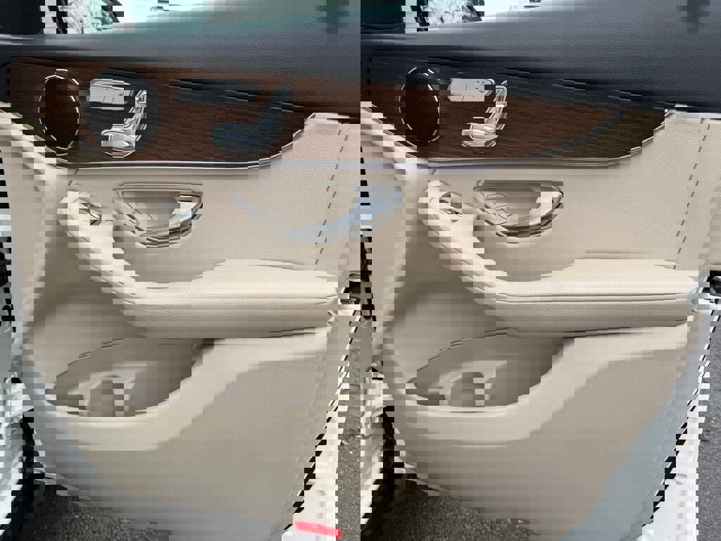 Used 2021 Mercedes-Benz GLC 300 4MATIC image 27