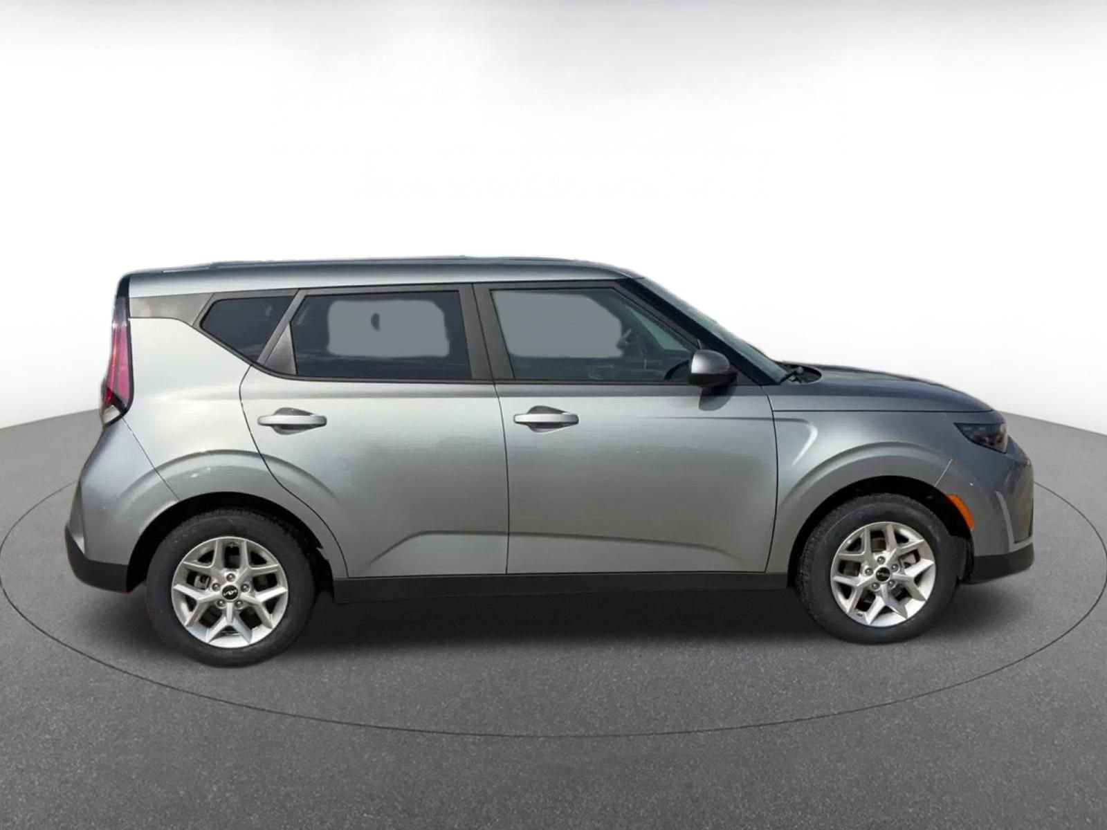 Used 2025 Kia Soul LX w/ LX Technology Package FWD image 16
