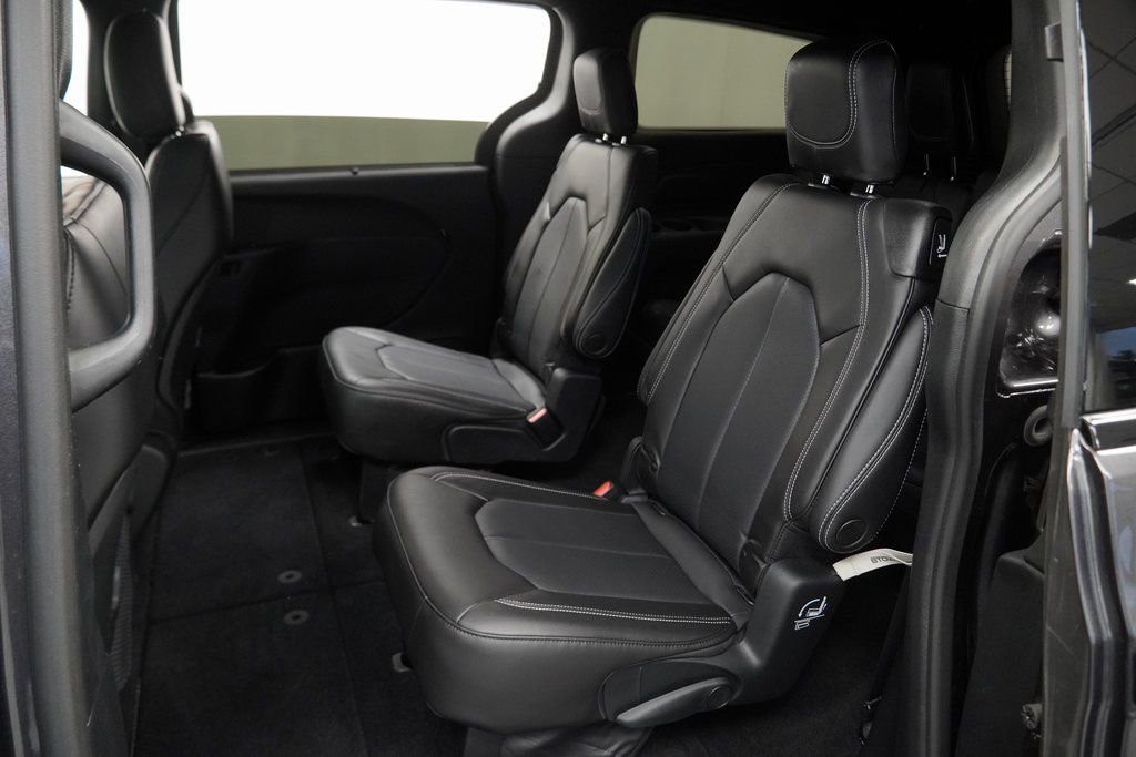 Used 2023 Chrysler Pacifica Touring-L w/ S Appearance Package image 19