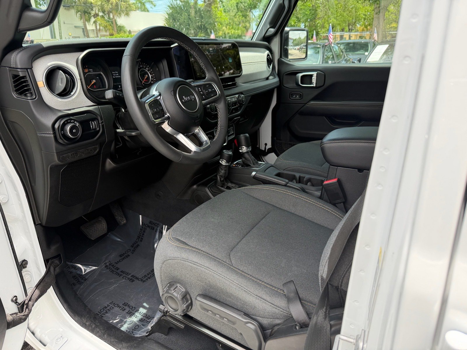 Used 2025 Jeep Wrangler Unlimited Sahara AWD/4WD image 11