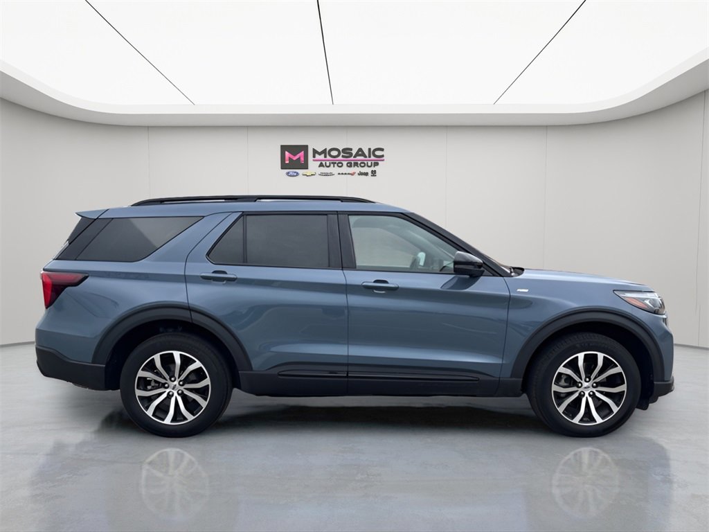 Used 2025 Ford Explorer ST-Line image 2