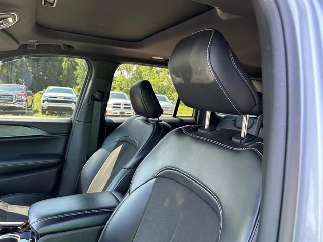 Used 2023 Jeep Grand Cherokee Altitude image 12