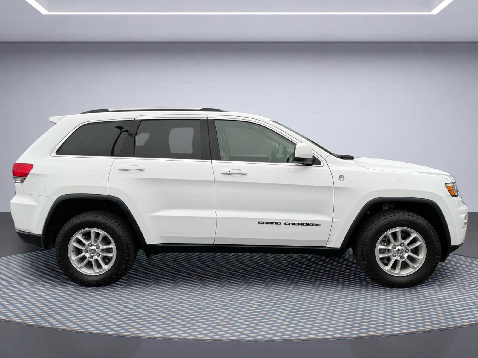 Used 2018 Jeep Grand Cherokee Laredo AWD/4WD image 10