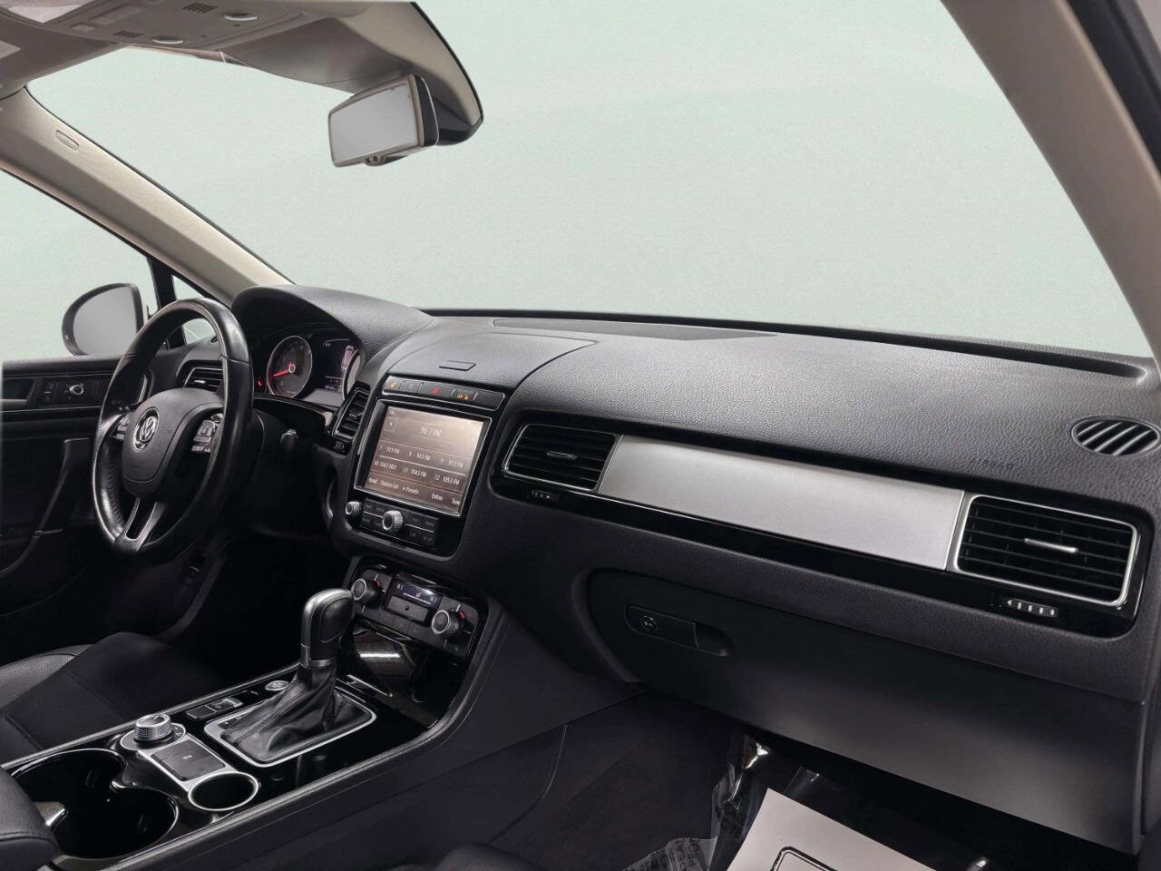 Used 2016 Volkswagen Touareg VR6 image 21